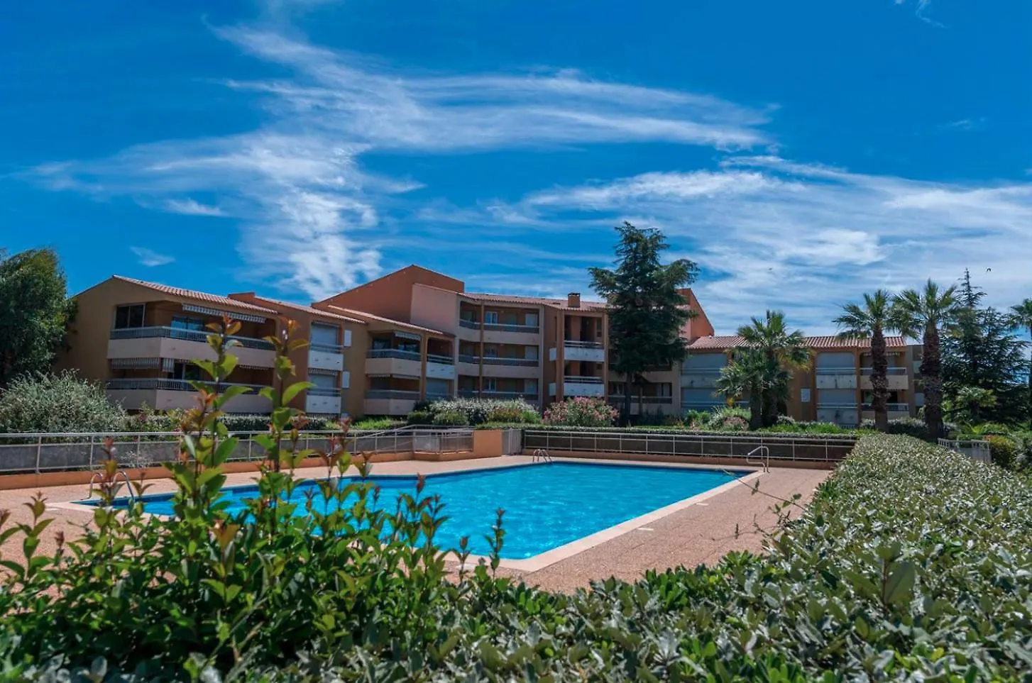 Superbe T3 Clim / Piscine / Commerces Et Plages. Le Lavandou