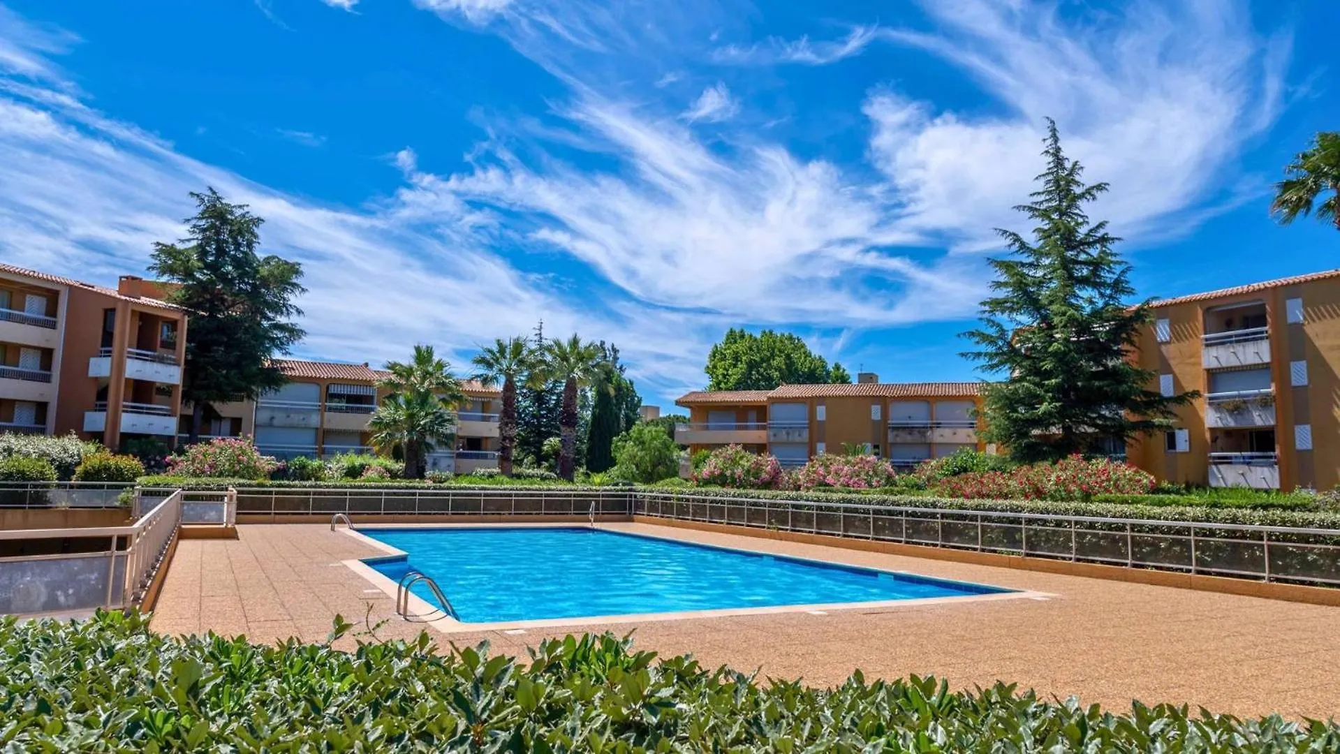 Superbe T3 Clim / Piscine / Commerces Et Plages. contacts